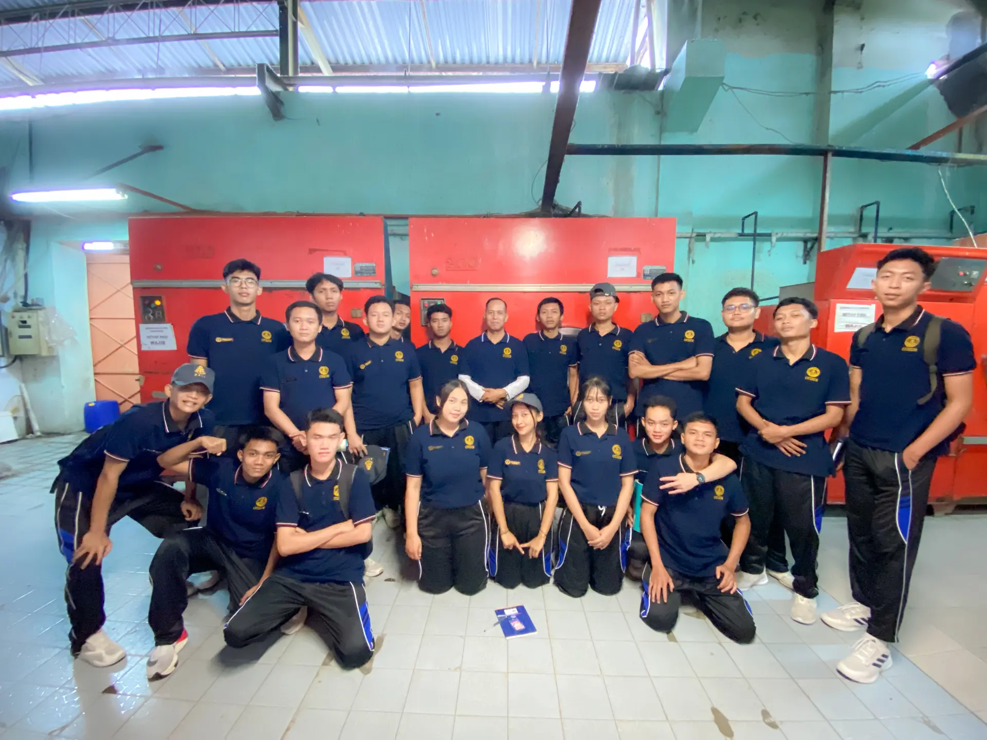 Sesi foto bersama tim praktik