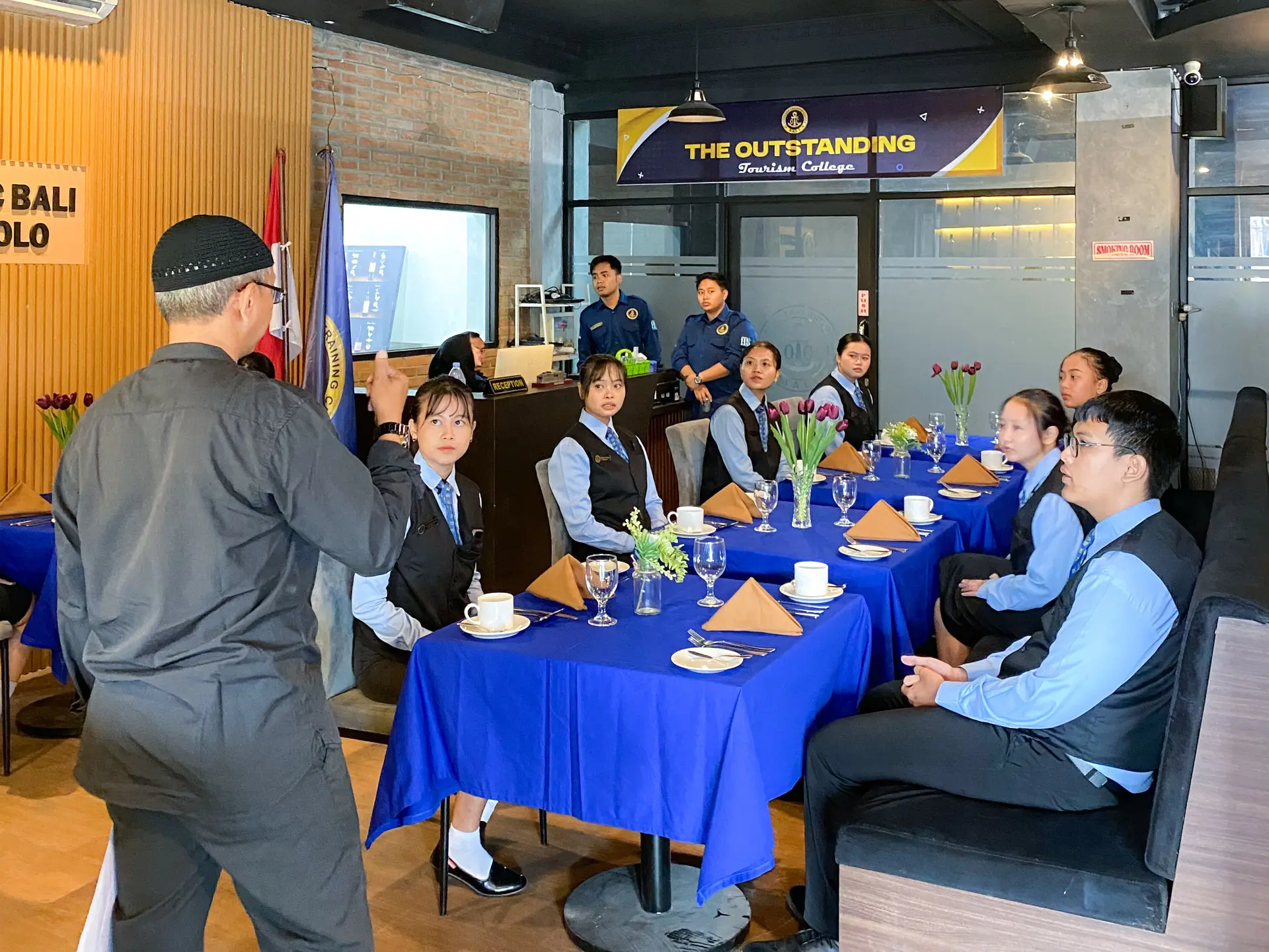 Briefing dan pelatihan layanan tamu